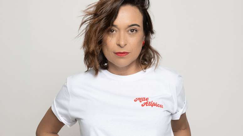 A primeira linha de camisetas vem com a frase “Mãe Atípica”, com base na consciência de que moda é mais que tendência, é um movimento