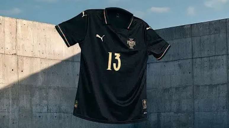 Shirt honoring Eusebio, known as the Black Panther –