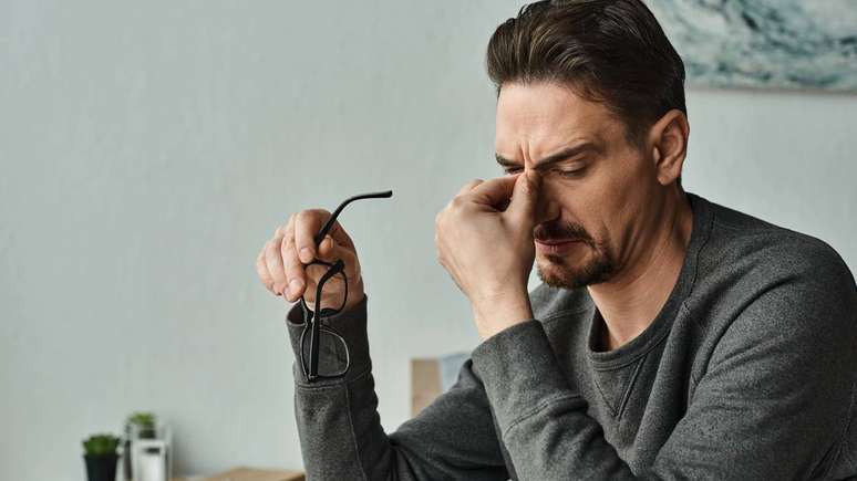 Entre os sinais iniciais mais comuns da esclerose múltipla estão fraqueza muscular, formigamento, fadiga intensa, perda de equilíbrio e dificuldades visuais, podendo variar bastante de uma pessoa para outra – depositphotos.com / IgorVetushko