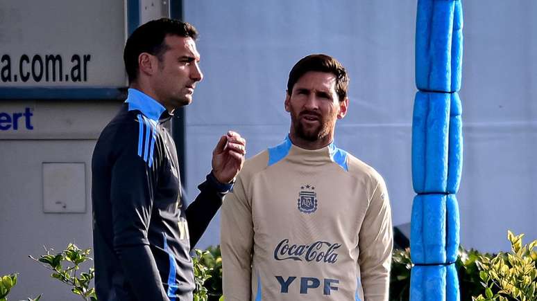 Scaloni e Messi conversando em treino da Argentina