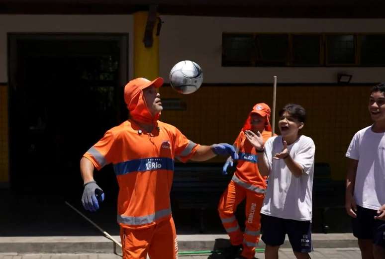 Former Flamengo player Diego Ribas joined the action by collaborating with Komraab at a school in Rio de Janeiro –