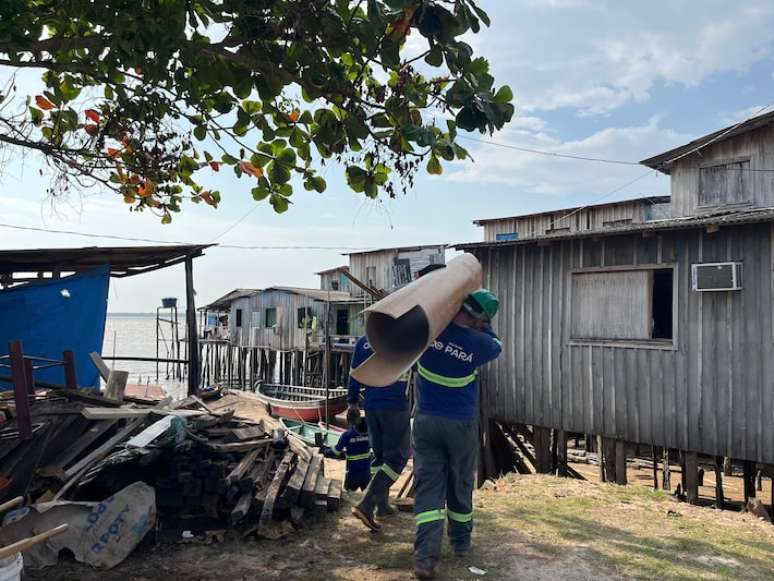 Por causa da variação da maré e da instabilidade do solo, as tubulações não podem ser enterradas, como ocorre em áreas convencionais.