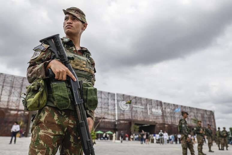 Militares diante do pavilhão que recebe a COP30, em Belém