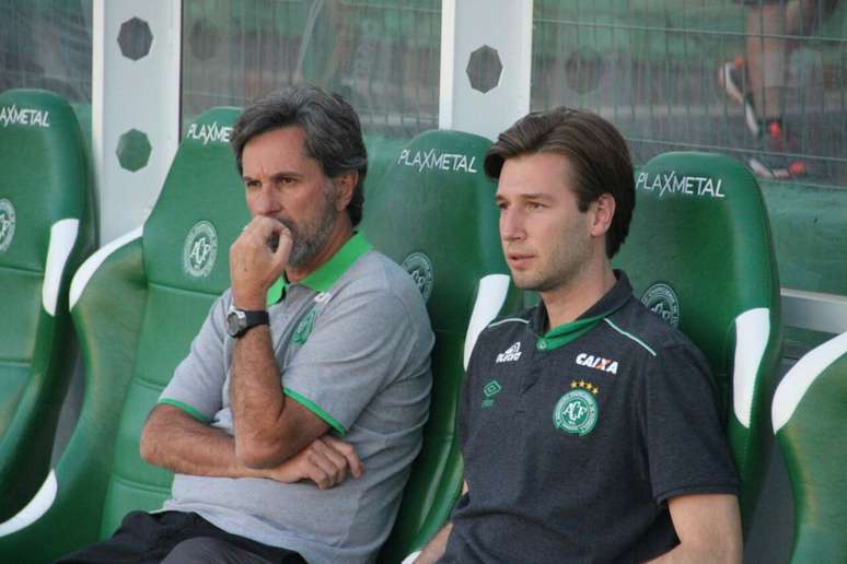 Caio Júnior ao lado de seu então auxiliar Luiz Felipe Grohs, também falecido na tragédia –