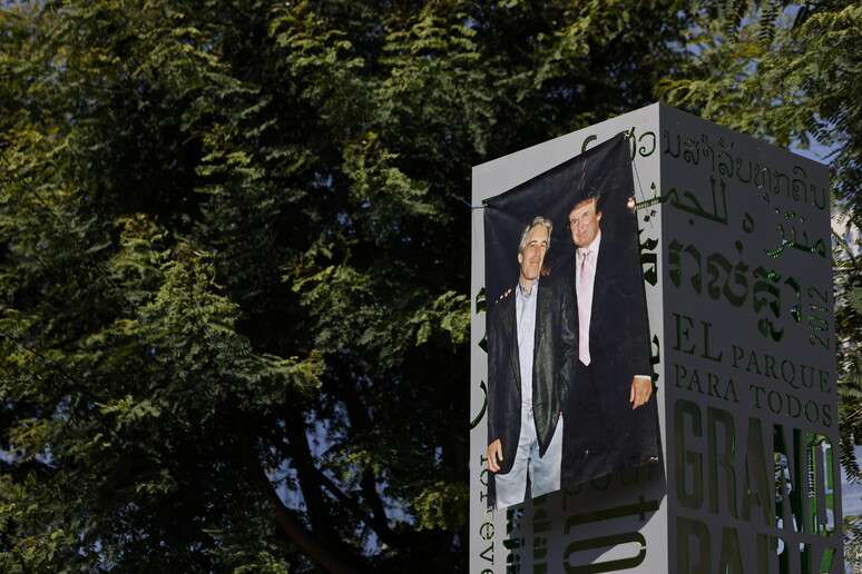 Trump e Epstein eram amigos e teriam passado feriado juntos