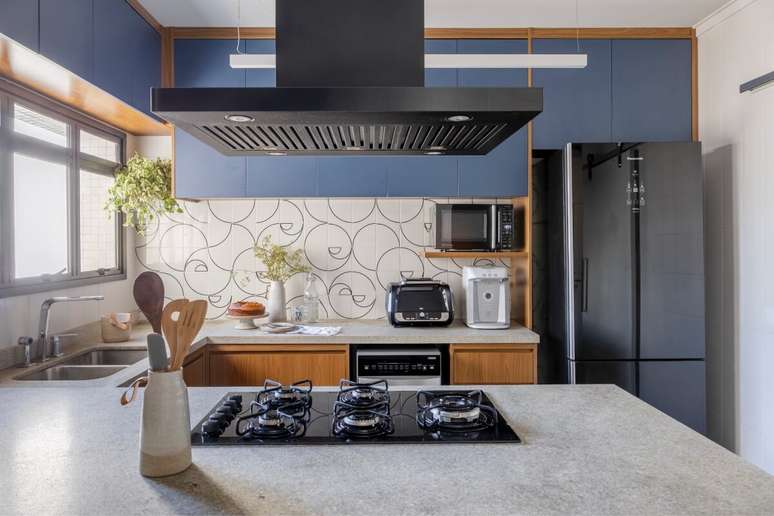 Coifas e exaustores potentes s&atilde;o fundamentais em apartamentos integrados Projeto: Atelier Paulo Tripoloni |