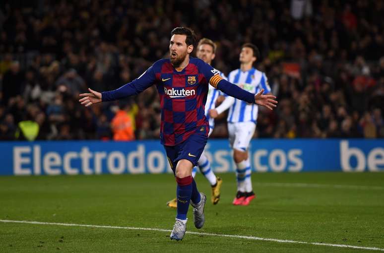 Messi comemorando um gol pelo Barcelona no antigo Camp Nou 