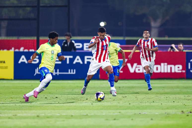 Brasil, mesmo com um a menos, conseguiu avan&ccedil;ar nos p&ecirc;naltis &ndash;