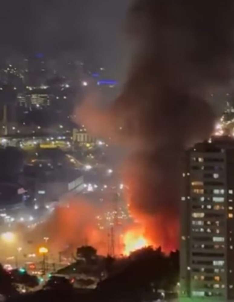 METROPOLE - 13/11/2025 - Uma explosão seguida de um incêndio foi registrada nesta quinta-feira (13) na esquina da Avenida Celso Garcia com a Avenida Salim Farah Maluf, no Tatuapé, Zona Leste de São Paulo. Foto Reprodução vivatatuape via Instagram