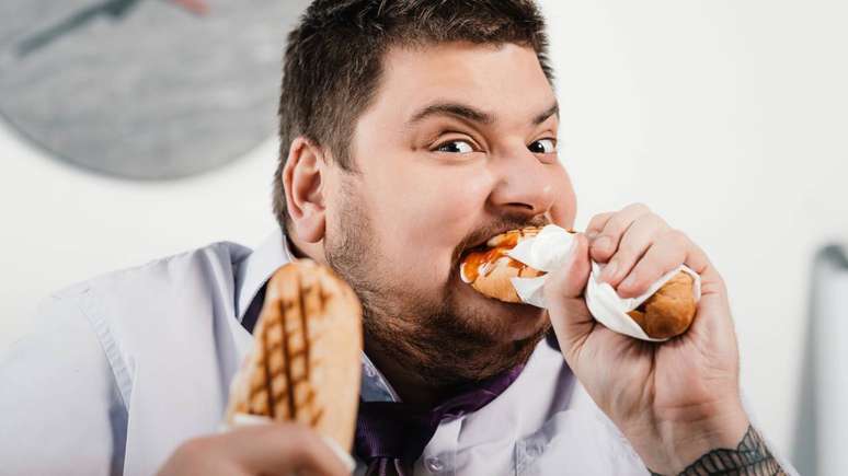 Atenção plena, registro das sensações e hábitos equilibrados podem transformar a forma como lidamos com a comida e cuidar da saúde física e emocional – depositphotos.com / IgorVetushko