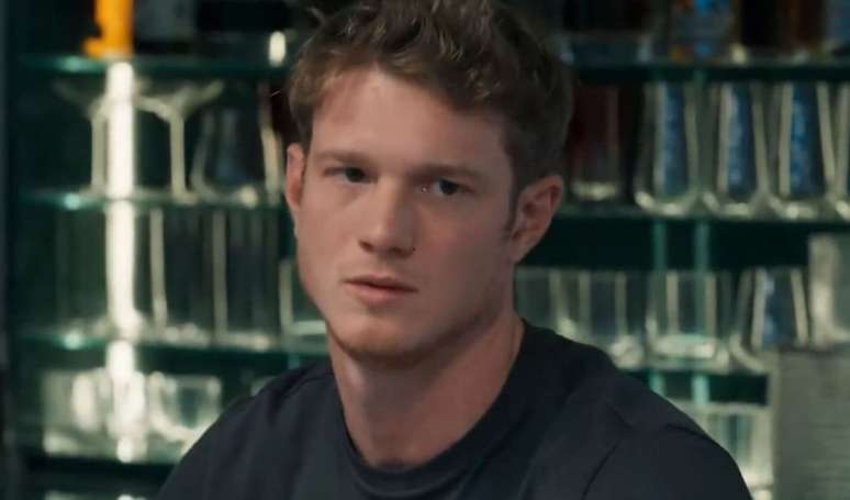 Leonardo (Pedro Novaes) levará uma surra de três homens após descobrir que Viviane (Gabriela Loran) é trans.