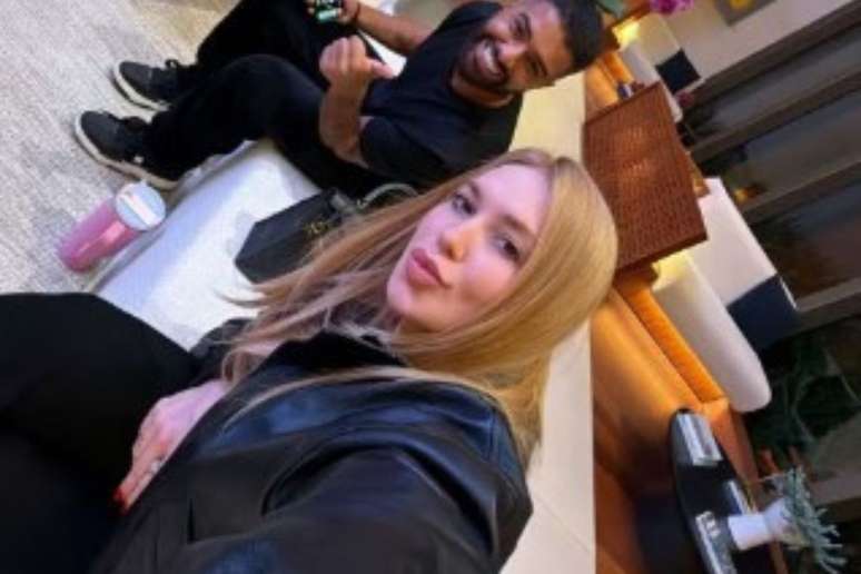 Virginia e seu assessor Hebert, antes de embarcar