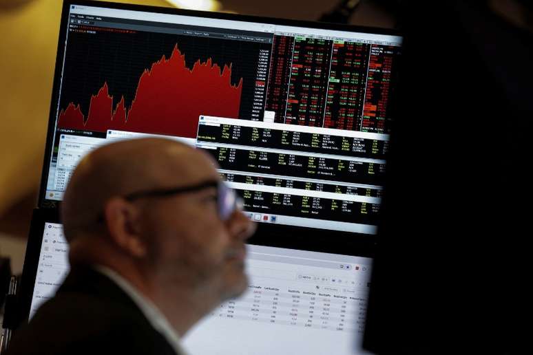 Operador trabalham na bolsa de Nova York 
14/11/2025
REUTERS/Jeenah Moon
