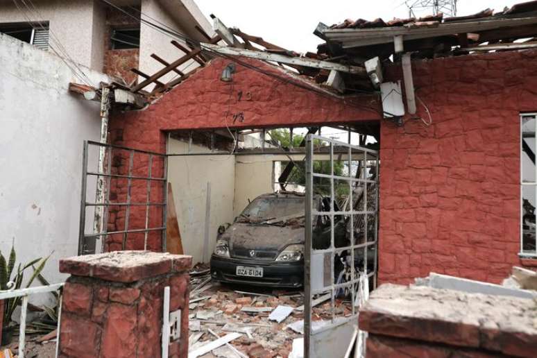 Destruição é vista na manhã desta sexta-feira, 14 de novembro de 2025, devido uma explosão que causou um incêndio na noite de ontem, quinta-feira (13) em uma casa que armazenava fogos de artifício no Tatuapé, na Zona Leste de São Paulo, deixou uma pessoa morta e ao menos dez feridas.