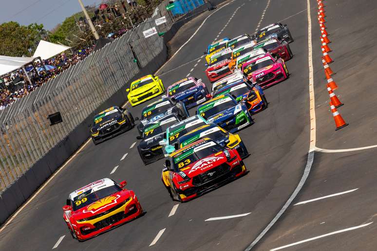 O destaque do calendário são 4 fins de semana em traçados ovais ou anel externos.