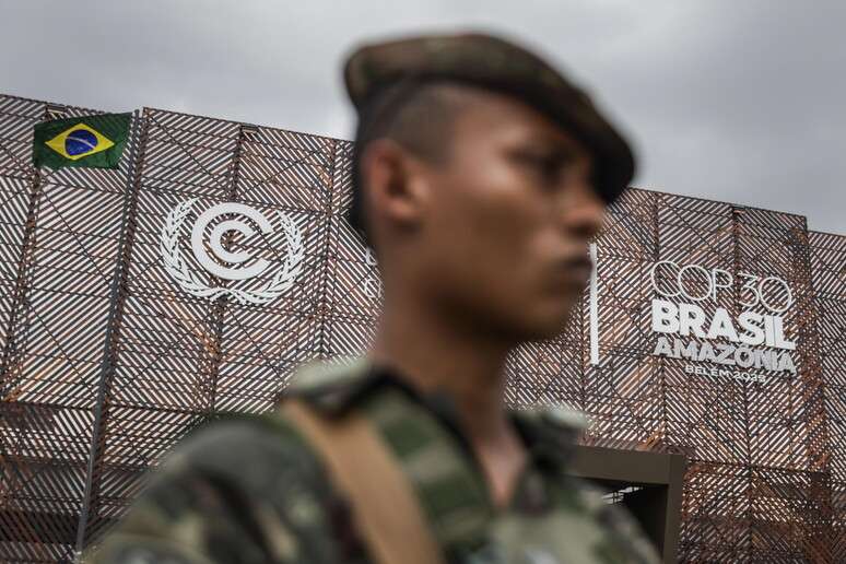 Militar diante de pavilhão que sedia a COP30, em Belém