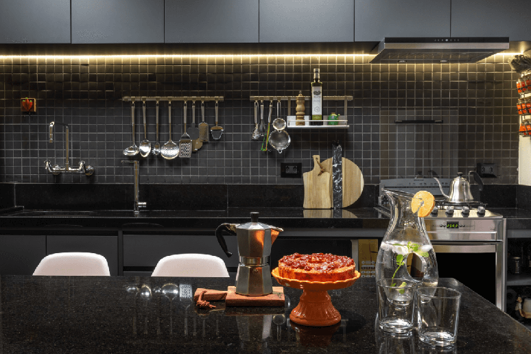 LEDs lineares podem ser usados nas bancadas para eliminar sombras Projeto: Atelier Paulo Tripoloni |