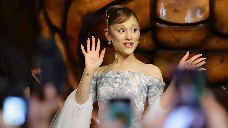 Australiano invadiu tapete vermelho e agarrou atriz, sendo posteriormente acusado de perturbar a ordem pública pelas autoridades locais