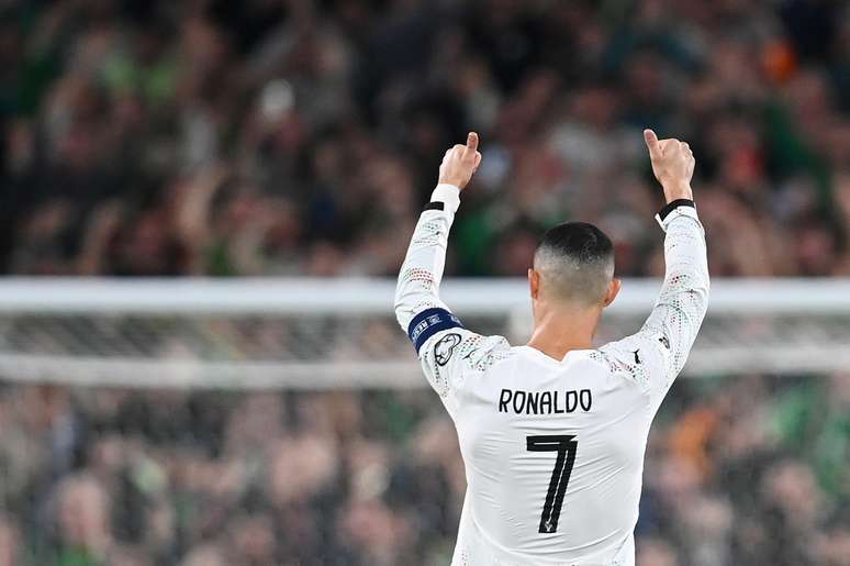 Cristiano Ronaldo saindo de campo após a expulsão 