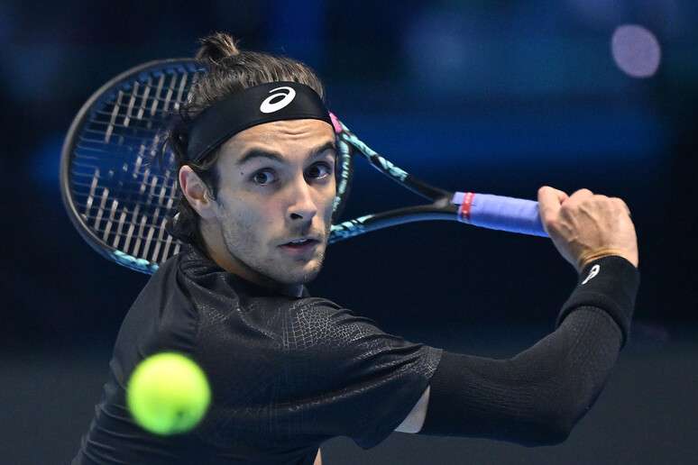 Lorenzo Musetti em ação durante o ATP Finals, em Turim