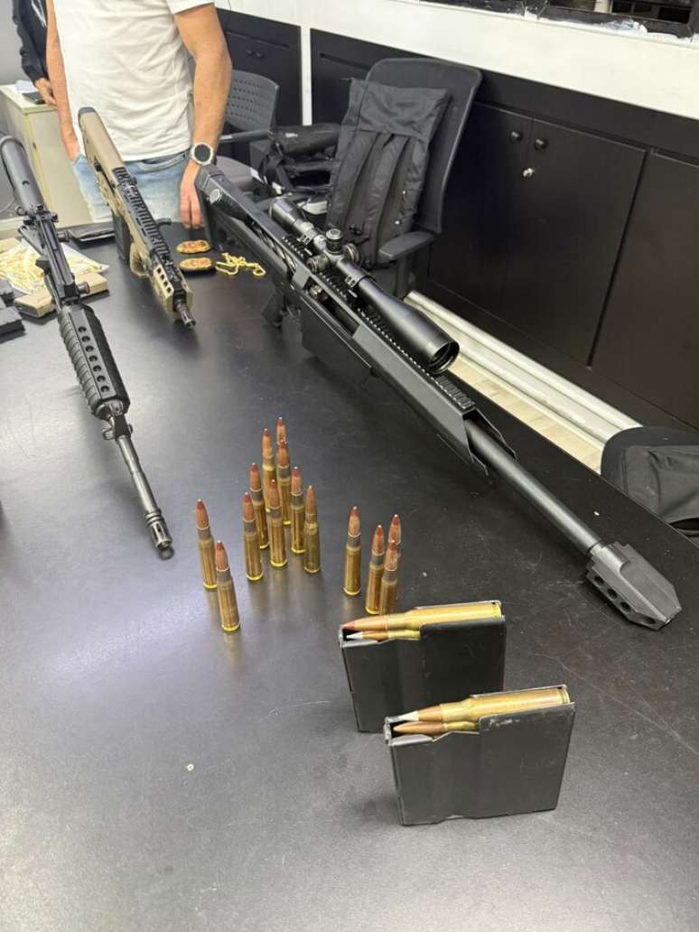 Foram apreendidos tr&ecirc;s fuzis de guerra que estavam dentro de uma cama-ba&uacute;, sendo que um deles era utilizado para abater carros de combate e aeronaves.