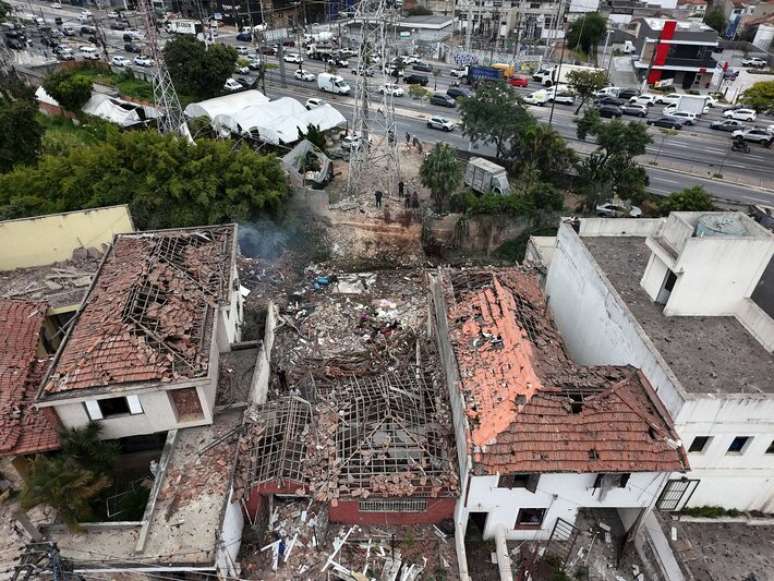 Destrui&ccedil;&atilde;o &eacute; vista na manh&atilde; desta sexta-feira, 14 de novembro de 2025, devido uma explos&atilde;o que causou um inc&ecirc;ndio na noite de ontem, quinta-feira (13) em uma casa que armazenava fogos de artif&iacute;cio no Tatuap&eacute;, na Zona Leste de S&atilde;o Paulo, deixou uma pessoa morta e ao menos dez feridas.