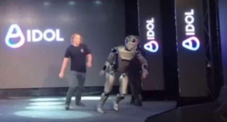 Queda do robô AIdol durante evento em Moscou virou símbolo das limitações tecnológicas da Rússia sob sanções e isolamento internacional