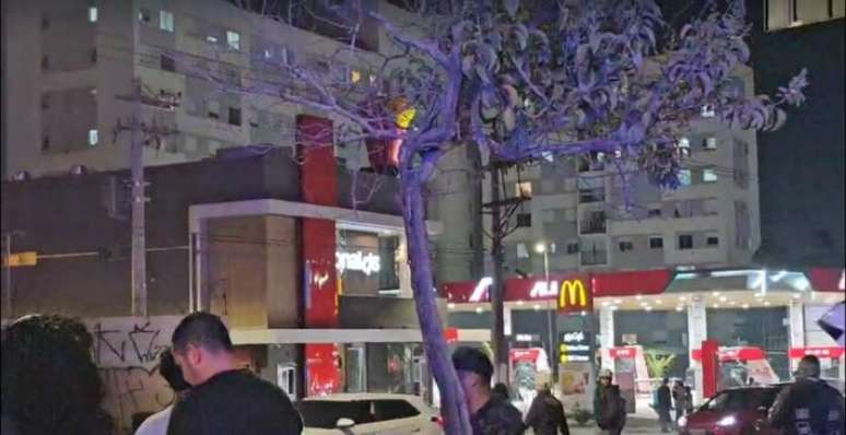 Loja do McDonald's inaugurada há menos de um mês teve vidros quebrados por explosão