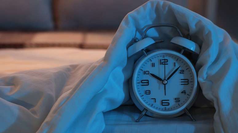 Dormir bem, mas com equilíbrio, traz benefícios para o corpo e a mente – depositphotos.com / serezniy