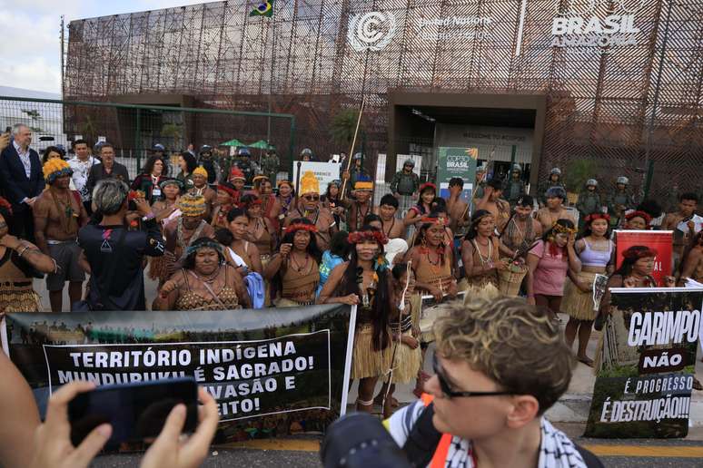 O portão principal do espaço onde ocorre a Cúpula do Clima das Nações Unidas (COP- 30) em Belém foi fechado na manhã desta sexta-feira, 14, por causa de um protesto de indígenas Mundurukus em frente à zona azul, onde ocorrem as negociações. A entrada para a conferência da ONU está sendo feita por uma entrada lateral.