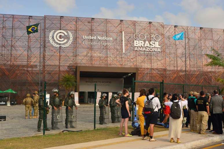 O portão principal do espaço onde ocorre a Cúpula do Clima das Nações Unidas (COP- 30) em Belém foi fechado na manhã desta sexta-feira, 14, por causa de um protesto de indígenas Mundurukus em frente à zona azul, onde ocorrem as negociações. A entrada para a conferência da ONU está sendo feita por uma entrada lateral.