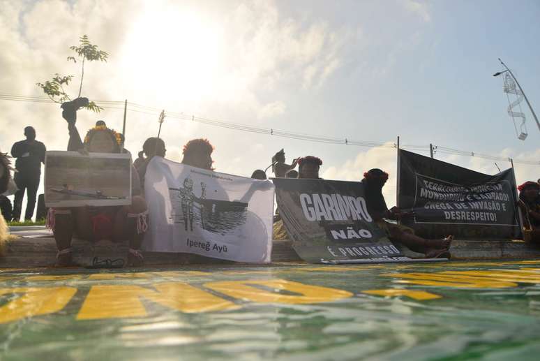 O portão principal do espaço onde ocorre a Cúpula do Clima das Nações Unidas (COP- 30) em Belém foi fechado na manhã desta sexta-feira, 14, por causa de um protesto de indígenas Mundurukus em frente à zona azul, onde ocorrem as negociações. A entrada para a conferência da ONU está sendo feita por uma entrada lateral.