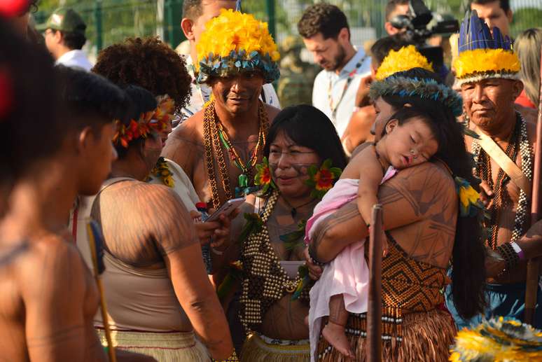O portão principal do espaço onde ocorre a Cúpula do Clima das Nações Unidas (COP- 30) em Belém foi fechado na manhã desta sexta-feira, 14, por causa de um protesto de indígenas Mundurukus em frente à zona azul, onde ocorrem as negociações. A entrada para a conferência da ONU está sendo feita por uma entrada lateral.