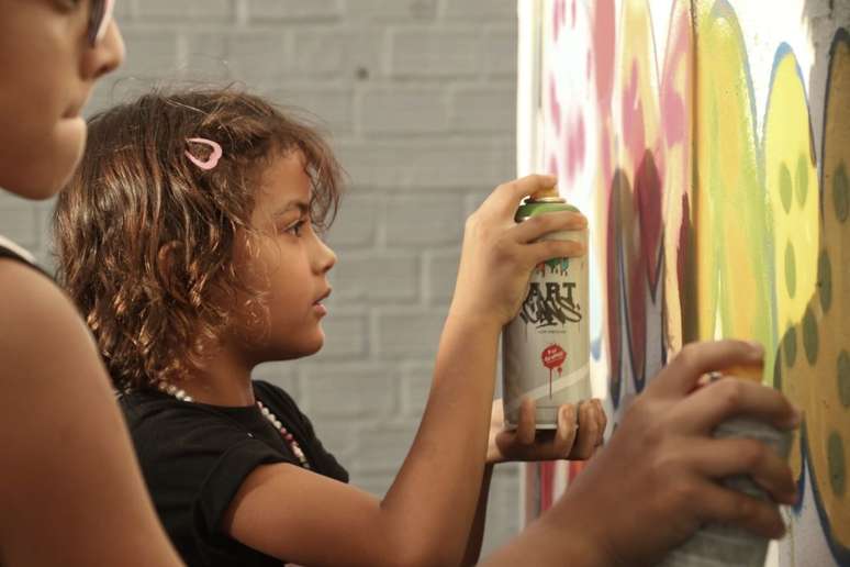 Grafite é uma das atividades do festival que completa 15 anos de trajetória fortalecendo a cena artística das periferias do Recife.