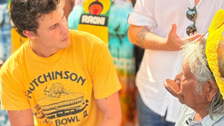 Shawn Mendes se encontra com cacique Raoni em Bel&eacute;m