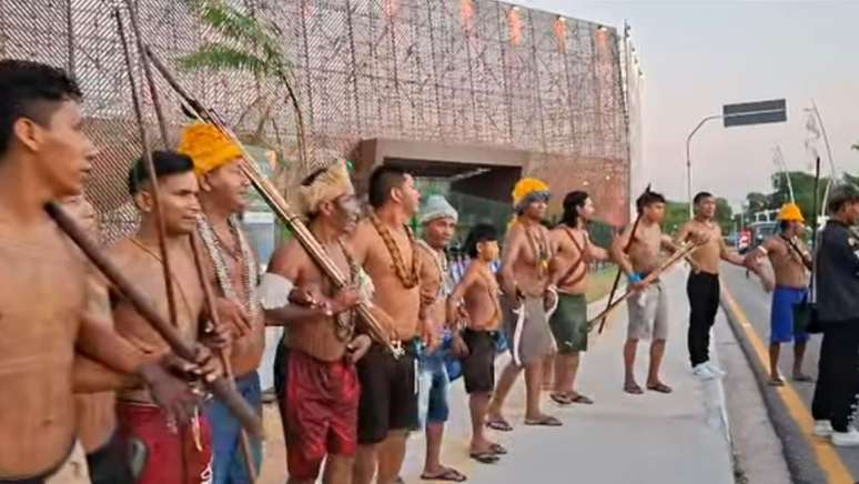 Indígenas do povo Munduruku fazem protesto na COP30