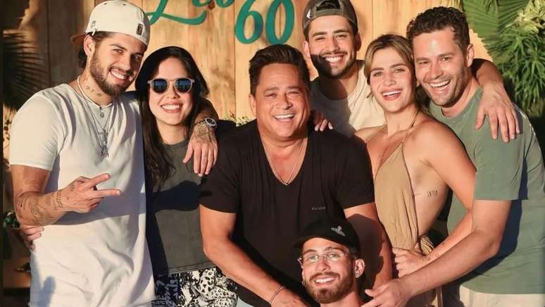 Leonardo posa com seus seis filhos