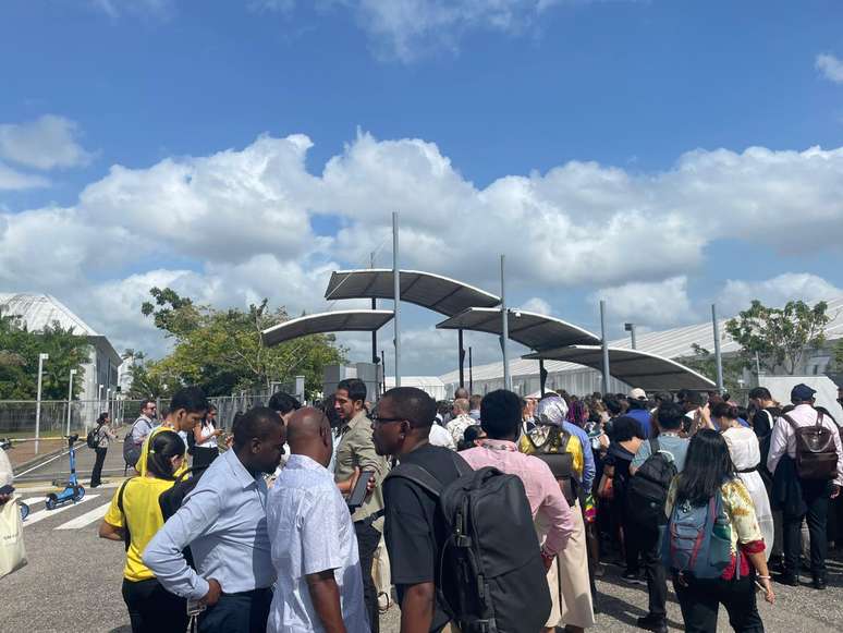 Longa fila na entrada da Blue Zone da COP30 nesta sexta-feira, 14