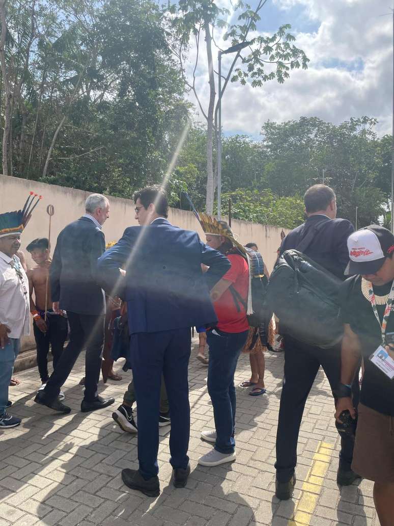 Autoridades recebem povo Munduruku após protesto