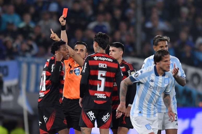 Momento onde Gonzalo Plata é expulso pelo árbitro Piero Maza –