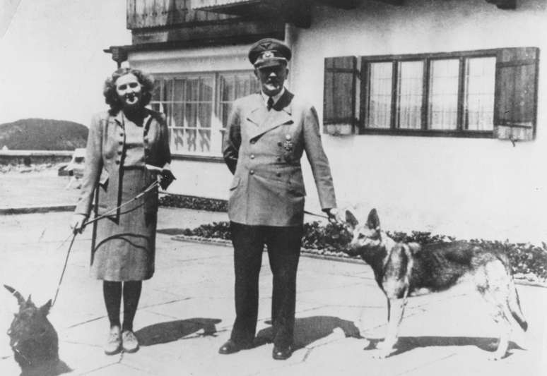 Hitler com Eva Braun, com quem se casou pouco antes de ambos se suicidarem no bunker