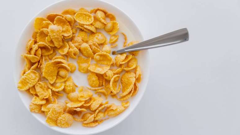 Apesar de conter vitaminas e minerais, o alto teor de a&ccedil;&uacute;car e o baixo valor proteico fazem do sucrilhos uma op&ccedil;&atilde;o que deve ser consumida com modera&ccedil;&atilde;o &ndash; depositphotos.com / IgorVetushko