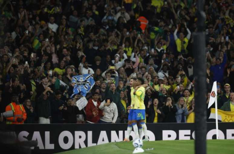 Ancelotti elogia o ataque e derrama admiração com Estêvão –