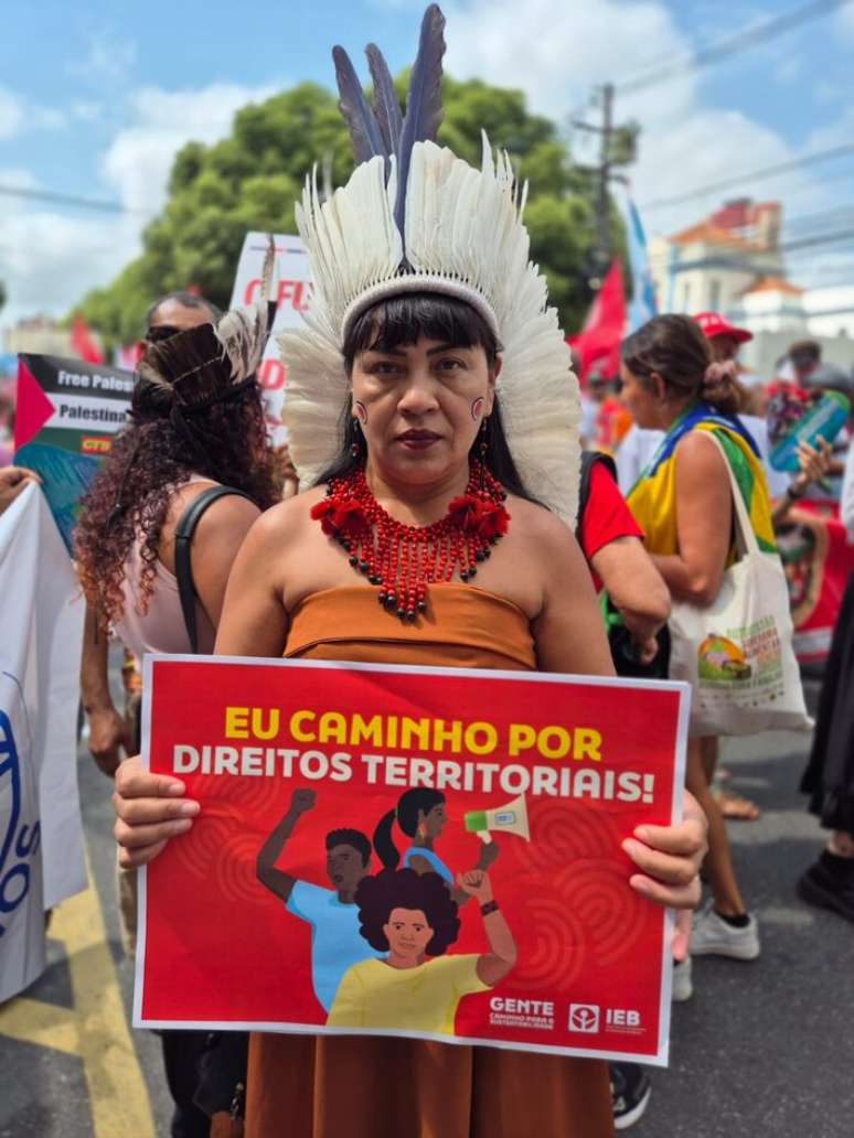 Uma das fundadoras da Articula&ccedil;&atilde;o Nacional de Mulheres Ind&iacute;genas Guerreiras da Ancestralidade (Anmiga), Val Eloy Terena protesta pela demarca&ccedil;&atilde;o de terras.