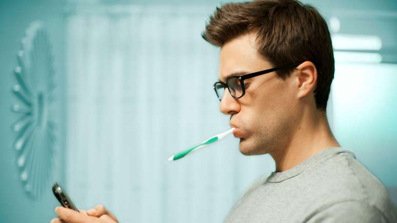 &Eacute; importante se concentrar ao escovar os dentes, sem fazer outra coisa ao mesmo tempo, como olhar o telefone celular