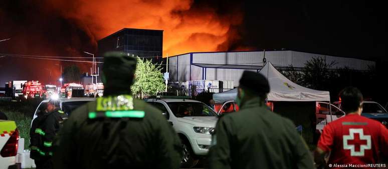 Densa coluna de fumaça preta e laranja subiu centenas de metros no céu sobre o município de Ezeiza