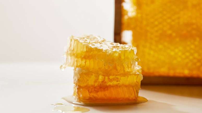 In the beauty field, beeswax is one of the most popular ingredients in the formulation of products such as lipsticks, moisturizing creams, hair ointments and balms – Depositphotos.com / AntonMatyukha