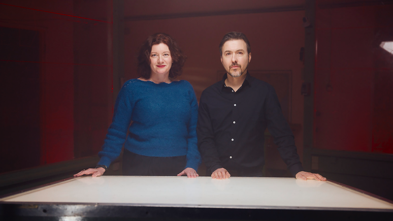 A especialista em gen&eacute;tica Turi King e o historiador Alex Kay