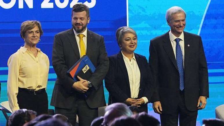 As pesquisas indicam que a candidata Jeannette Jara deve concentrar os votos da esquerda no primeiro turno, o que permitiria a ela enfrentar um dos três candidatos favoritos da direita, no segundo turno das eleições presidenciais chilenas