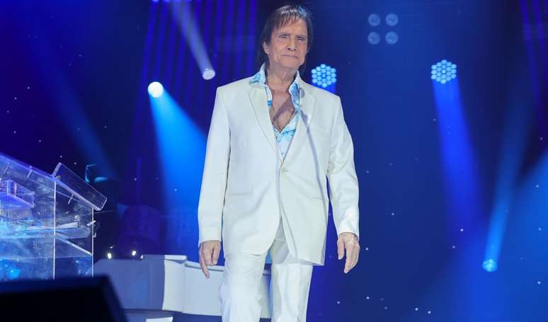 Roberto Carlos welcomes his granddaughter, daughter of Dodo Braga, and Sonia Abrau to a show after the death of her sister Norma. photo!.